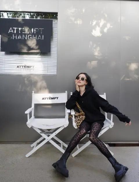 谁说丝袜不能配凉鞋,谁说丝袜一定要配高跟