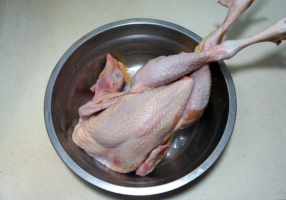 老妈把整只鸡放进电饭煲，45分钟后整只鸡端上桌，连骨头都抢光