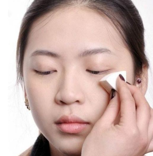 散粉刷定妆容易斑驳,散粉补妆的正确使用方法图解
