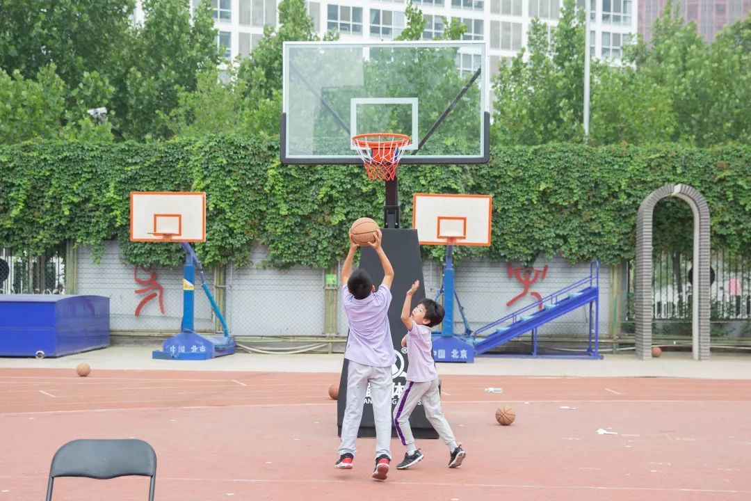 “无体育不清华”，看这所学校如何“让儿童站在运动场正中央”