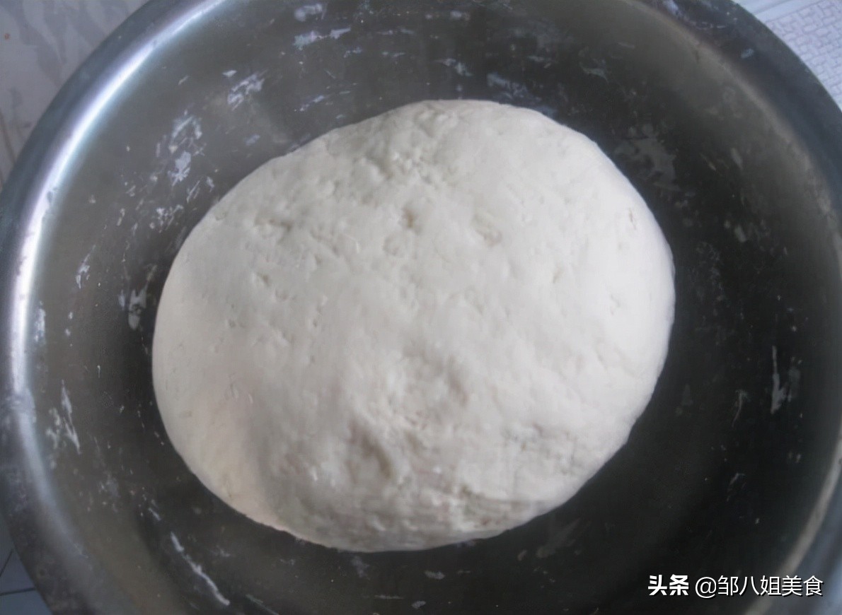 手擀面怎么筋道不粘连,做手擀面里面需要加鸡蛋吗