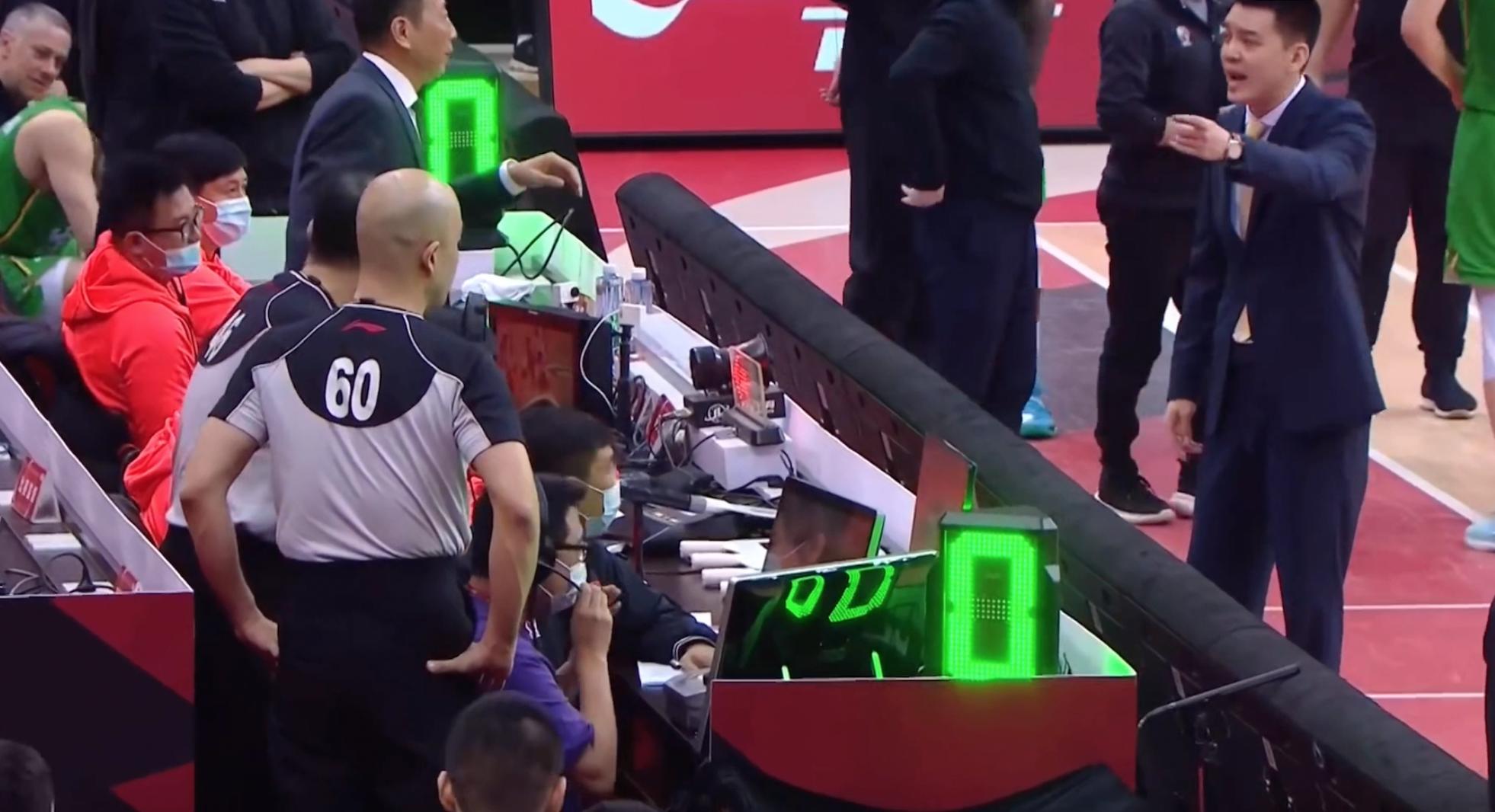 杨鸣捂郭艾伦嘴,郭艾伦发微博是对杨鸣吗