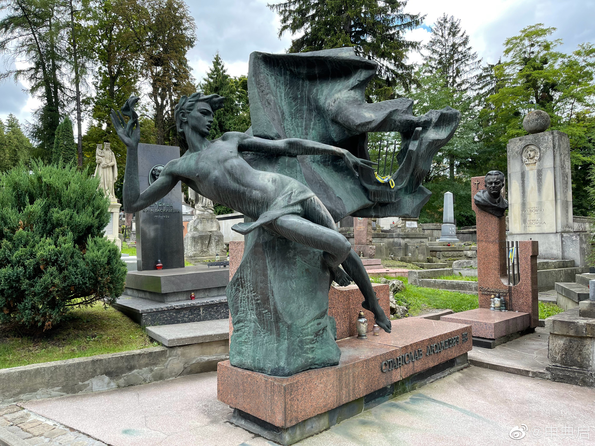 利沃夫最神奇的地方在于历史上多次易主,墓地都有各历史时期风格