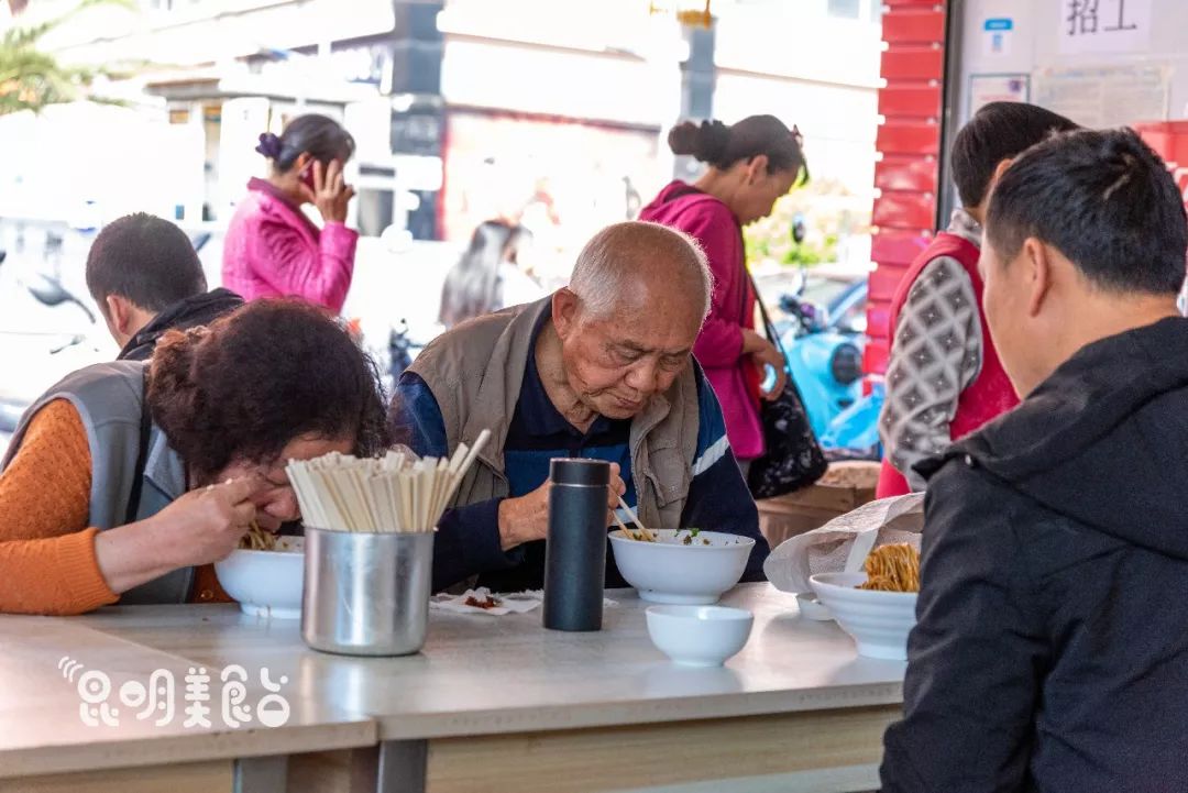 昆明330天都在排队的卤面馆，不收钱收饭票，只卖到下午2点