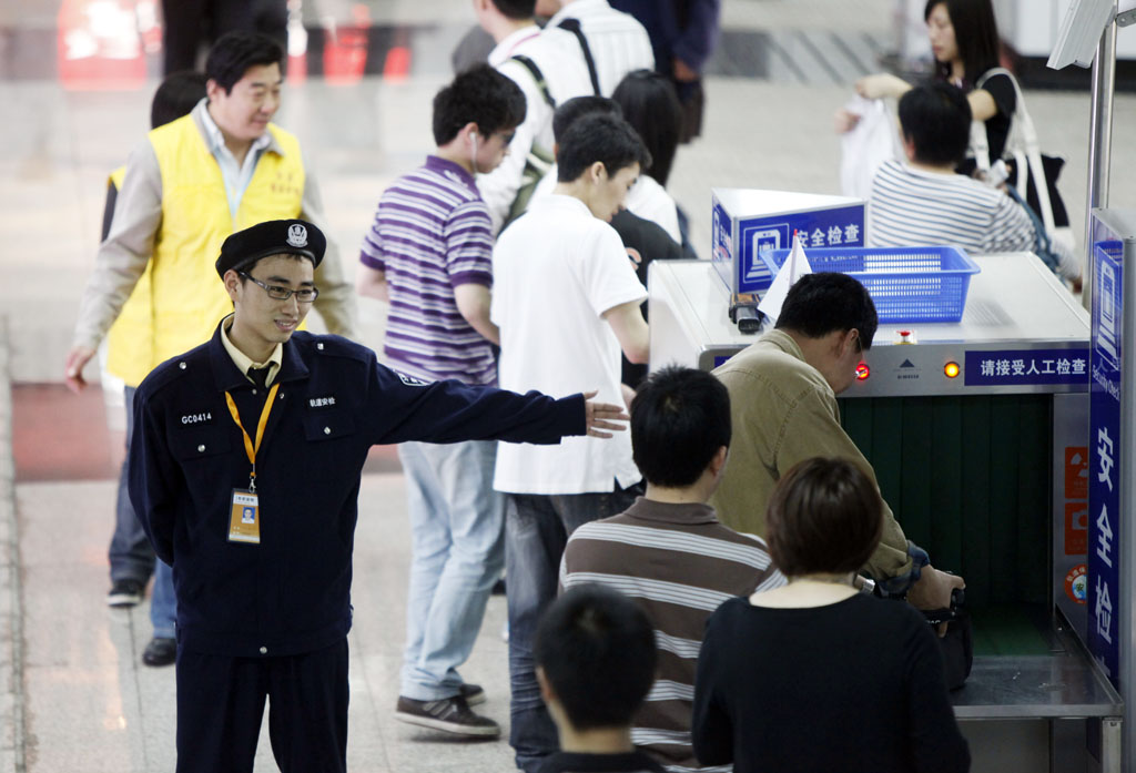 地铁安检员一个月大概多少工资,地铁安检员300工资真的假的