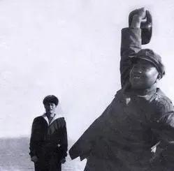 *世友许**将军去世后被特批土葬，范曾题写墓碑，墓前茅台酒瓶堆成墙