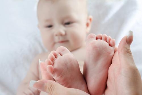 新生儿会比大人怕冷吗,刚出生的宝宝要比大人怕冷吗