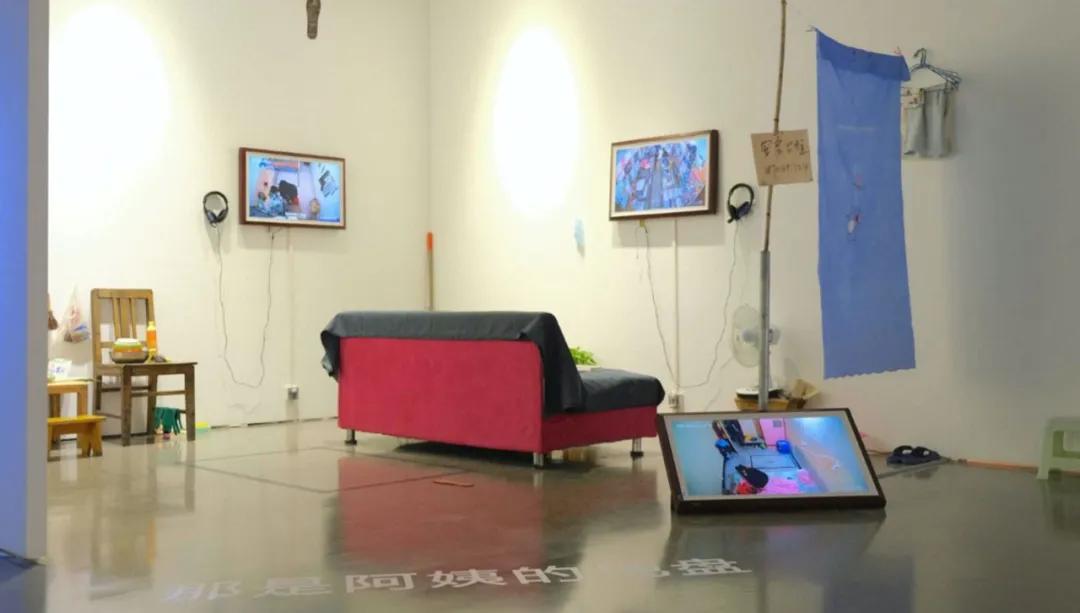 向对面出租屋射了一箭：80后妈妈王莹在城中村的实验艺术