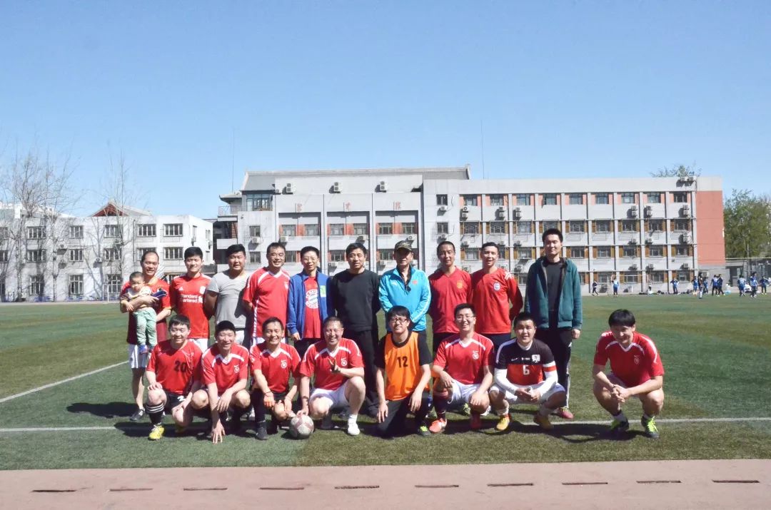 回首过去我们风雨同舟,足球我们依然坚守