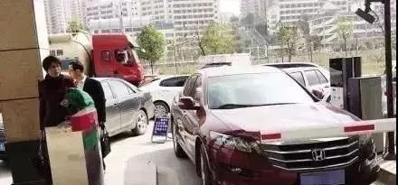 业主用车堵小区屡屡发生，物业如何处置才算恰当？