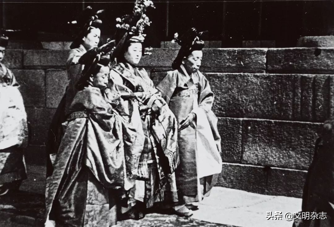 韩国传统高定服饰图片,一衣带水的韩语