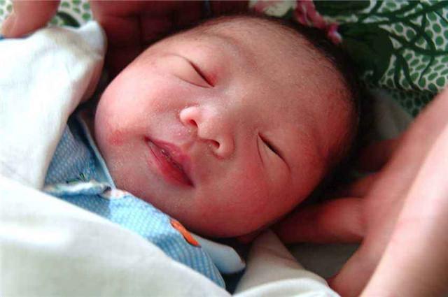 父母颜值高孩子丑亲子鉴定,儿子长得丑宝爸怀疑亲子鉴定