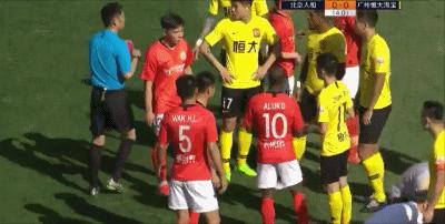 中超裁判最新名场面,中超裁判15分钟后再现争议判罚