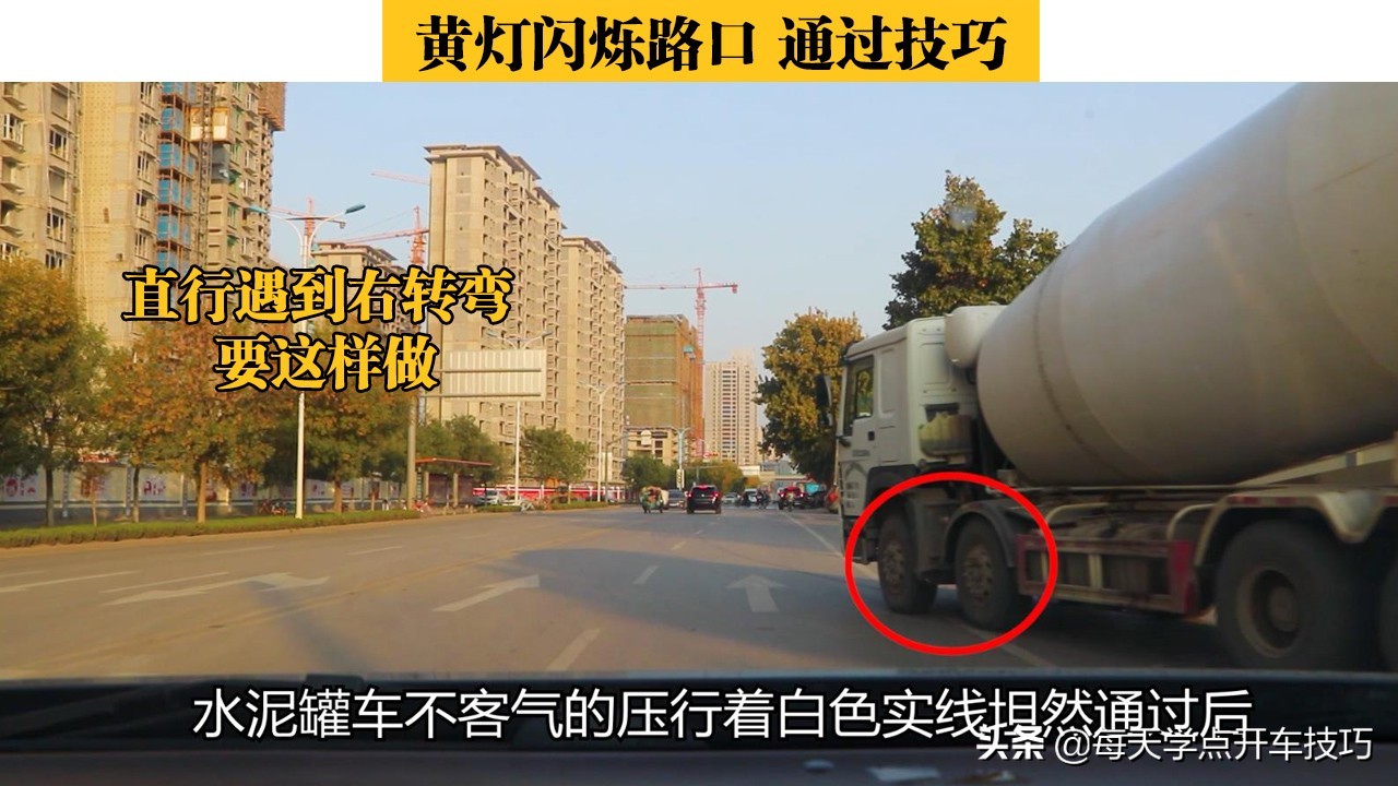 丁字路口直行为黄灯怎样通过,十字路口右转黄灯一直闪可以通过