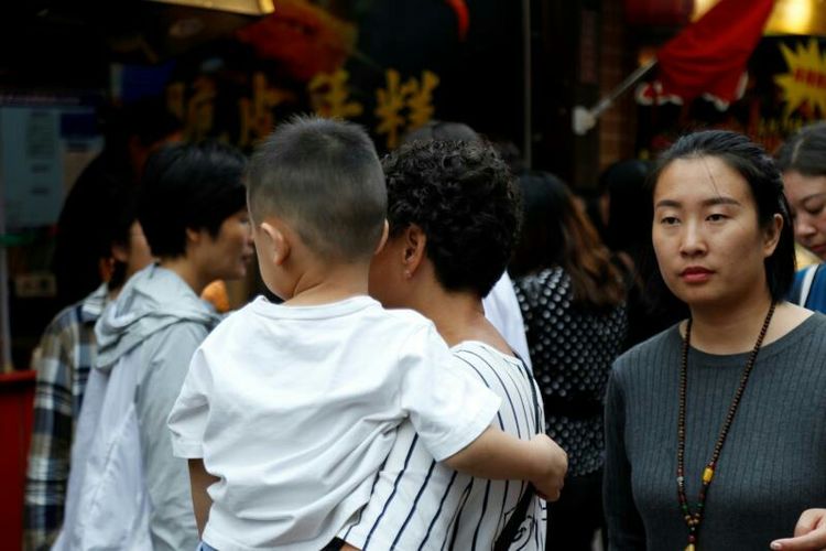 庆国庆出门扫街拍照，专门拍摄娃娃照片，展示洛阳休闲生活