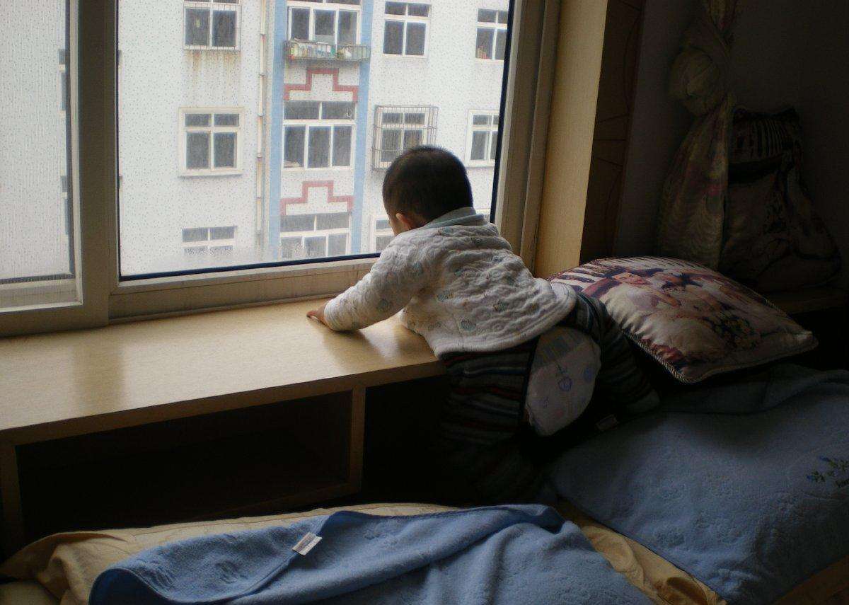 孩子坠楼事件爸爸崩溃大哭,孩童坠楼事件