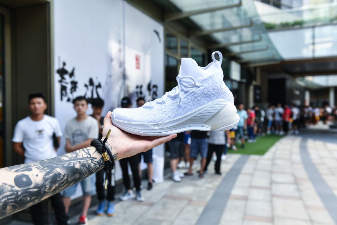 安踏成功拿下始祖鸟 (安踏什么时候收购的始祖鸟)