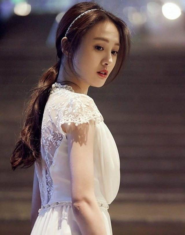 女生该怎么扎高马尾才最好看,有些女生扎马尾和不扎马尾