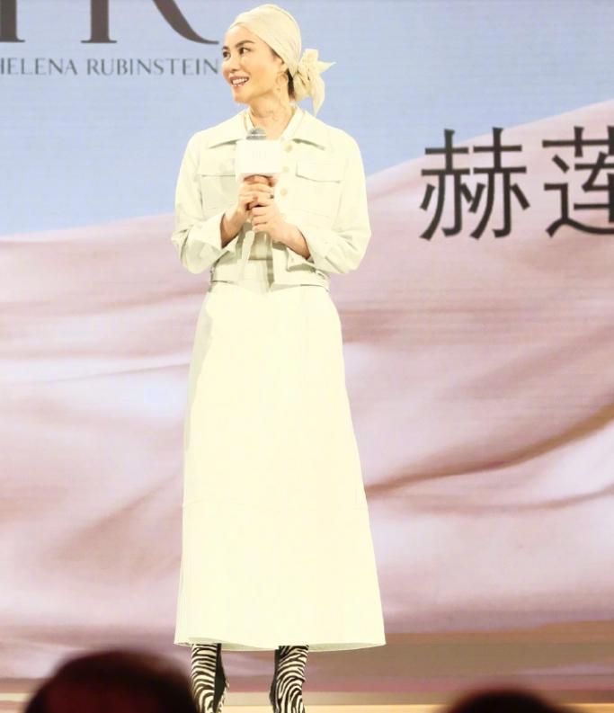 王菲穿衣邋遢老态十足,50岁王菲脸型近照