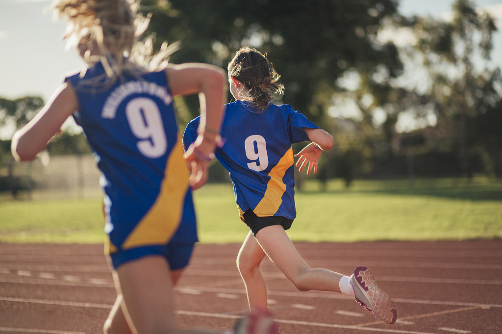 塑胶跑道有毒吗安全吗,塑胶跑道多久才能使用