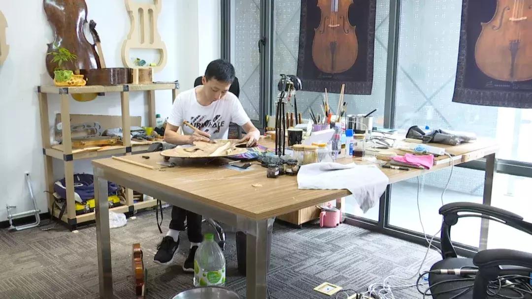 在海门有个能人，要修复一把近300年的德国大提琴