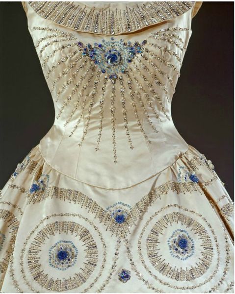 伊丽莎白女王礼服,伊丽莎白女王的礼裙