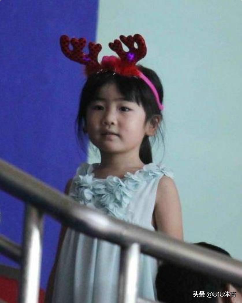 姚明野球场看10岁女儿打球！1米7姚沁蕾打4v4,姚主席老父亲般微笑