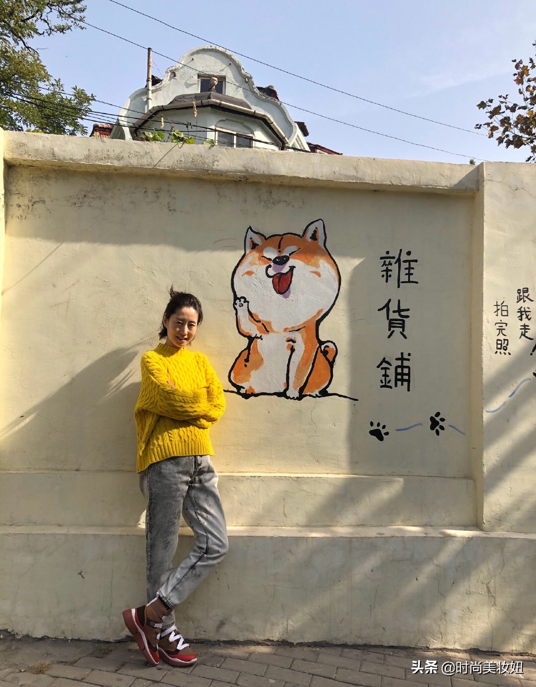 43岁刘敏涛真时尚,高领毛衣配喇叭裤显高显瘦,167身材太惊艳