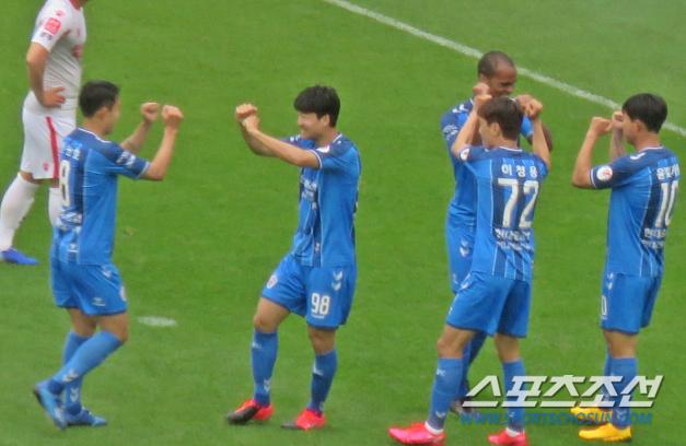 韩国足球搞笑一幕！不能握手庆祝，于是他们“发明”另类击掌