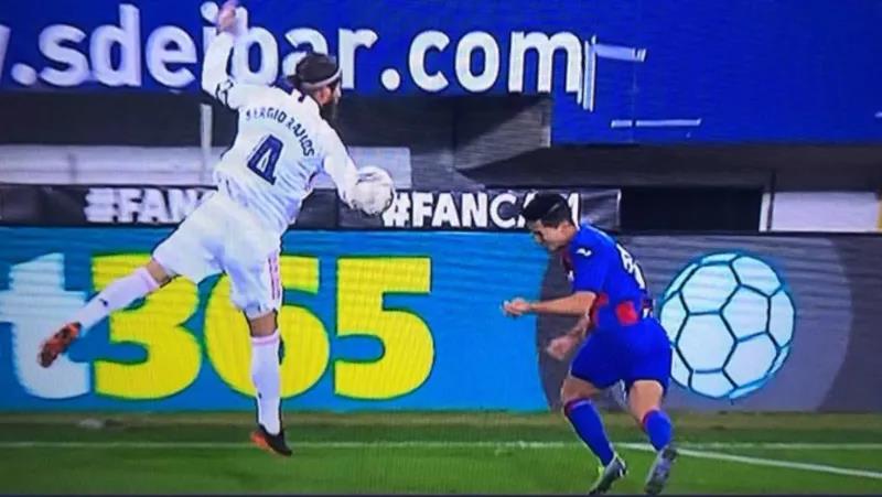 又是皇马!兽腰禁区拉人漏判点球,三天前队长手球直接不看VAR