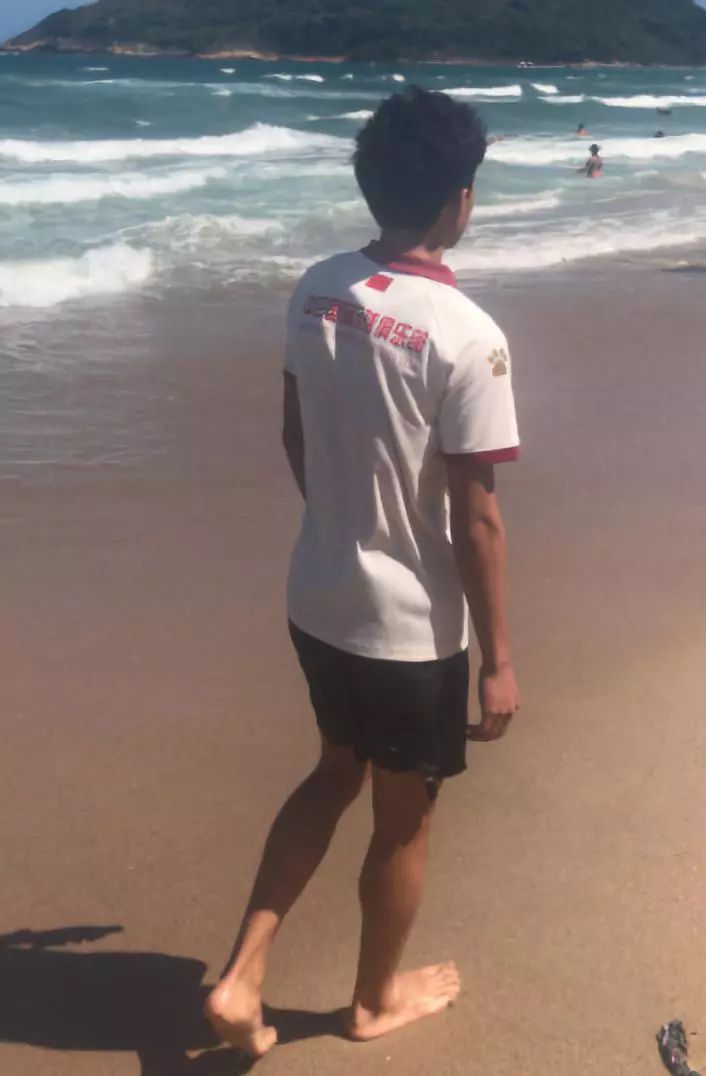 在巴西踢足球的中国小帅哥,巴西贫民窟足球少年