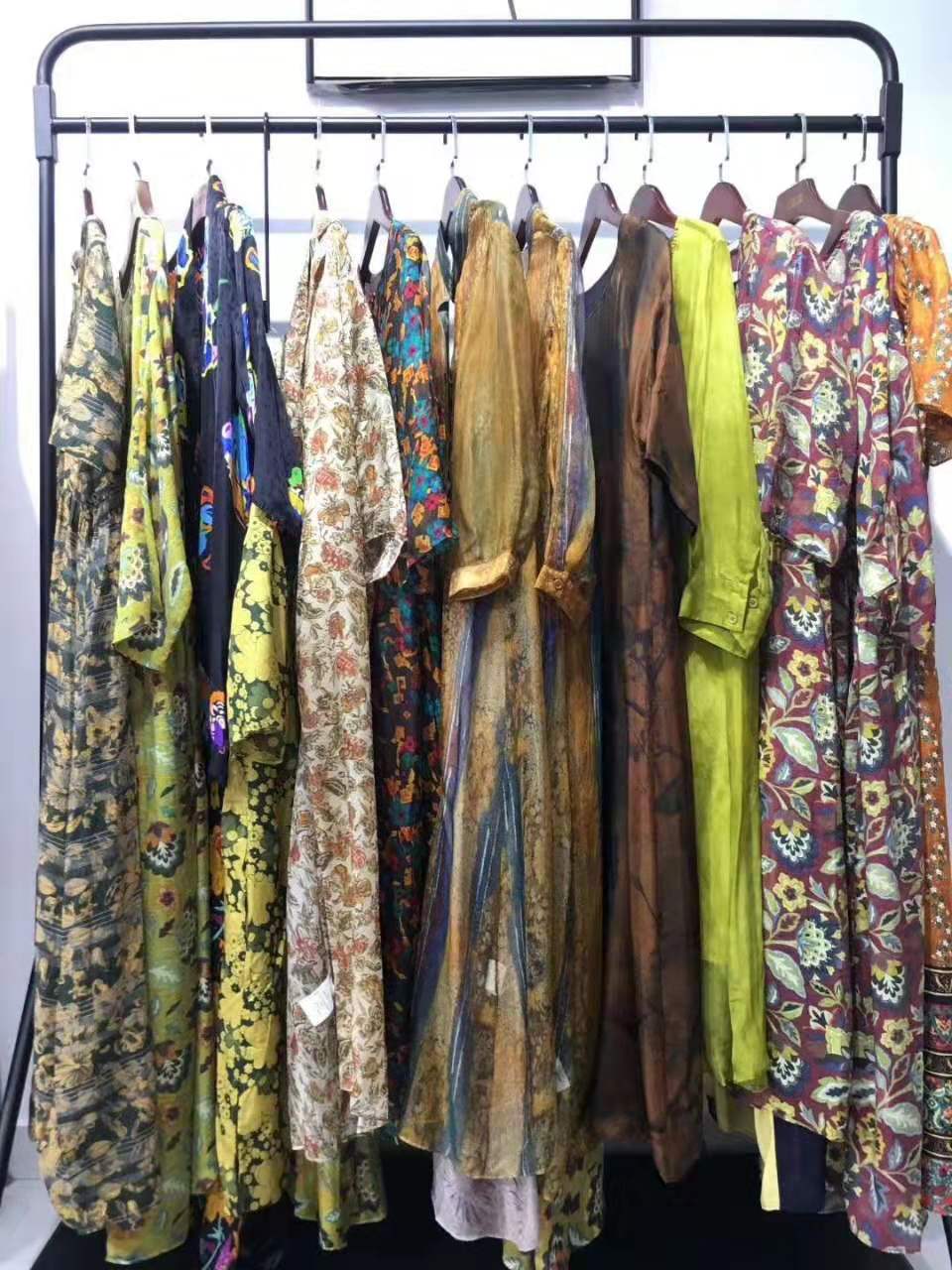 如果你想创业不妨点进来看看,现在适合开女装品牌折扣店吗