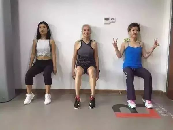 73岁天津白发奶奶健身,73岁白发奶奶坚持健身