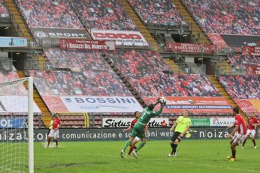 满场球迷却没人欢呼？原因也不奇怪，“纸片人”球迷可没法鼓掌