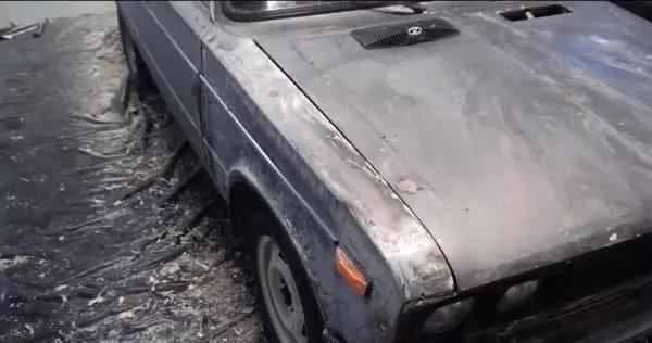 牛人在车上刷满除漆剂，漏出车身本色，车主：太漂亮了