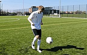 学足球是先练颠球还是先练球感,足球颠球能提升球感吗