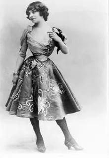 【魔幻时尚史】束腰：堪比刑具的变美工具