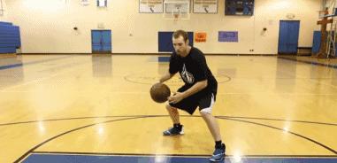 结合运球热身5分钟，让身体热起来，快速进入比赛状态