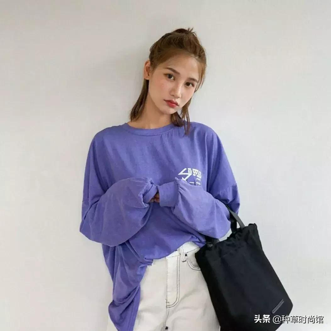人手一件的卫衣怎么穿才时髦高级,女孩穿什么颜色卫衣洋气