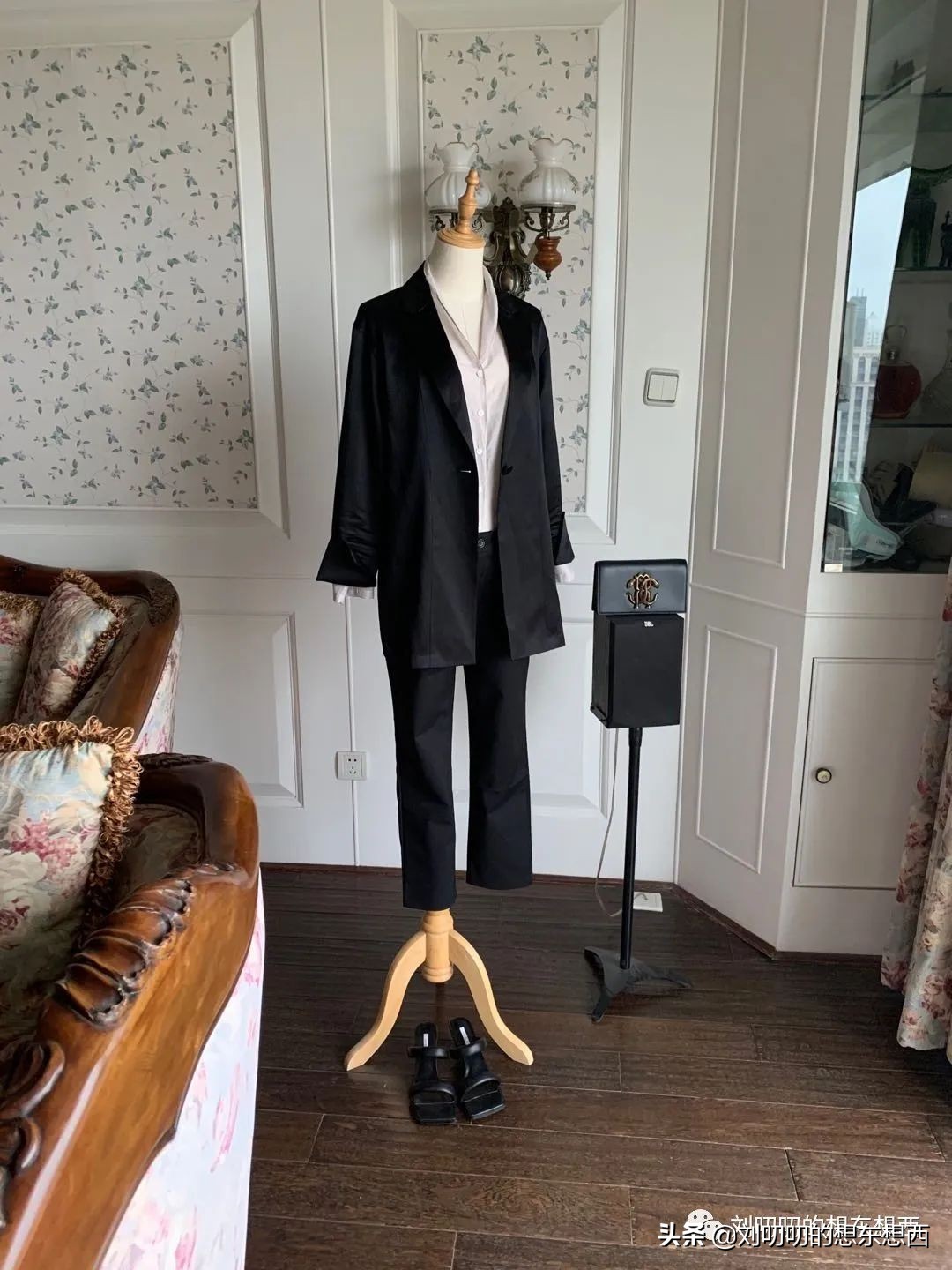 一身黑怎么穿才好看,轻社交场合穿搭