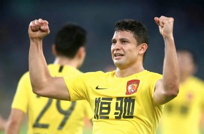 中国足球队员最高年薪是多少,足球球员年薪为什么突然这么高