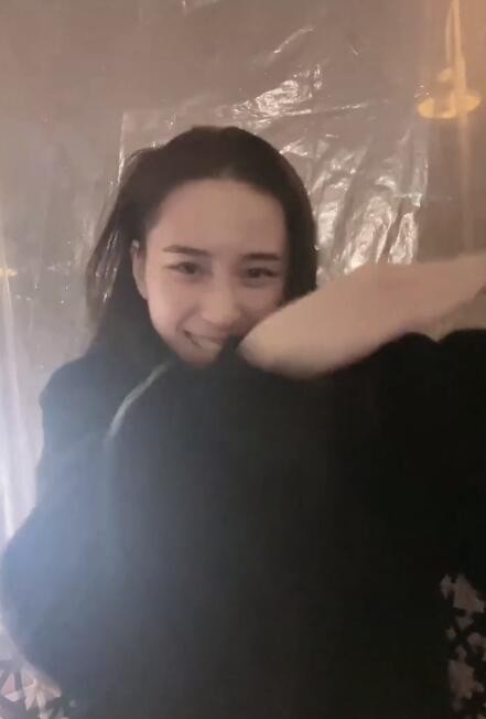 何超莲穿黑色外套跳手指舞蹈，与男友窦骁互动，破分手传言