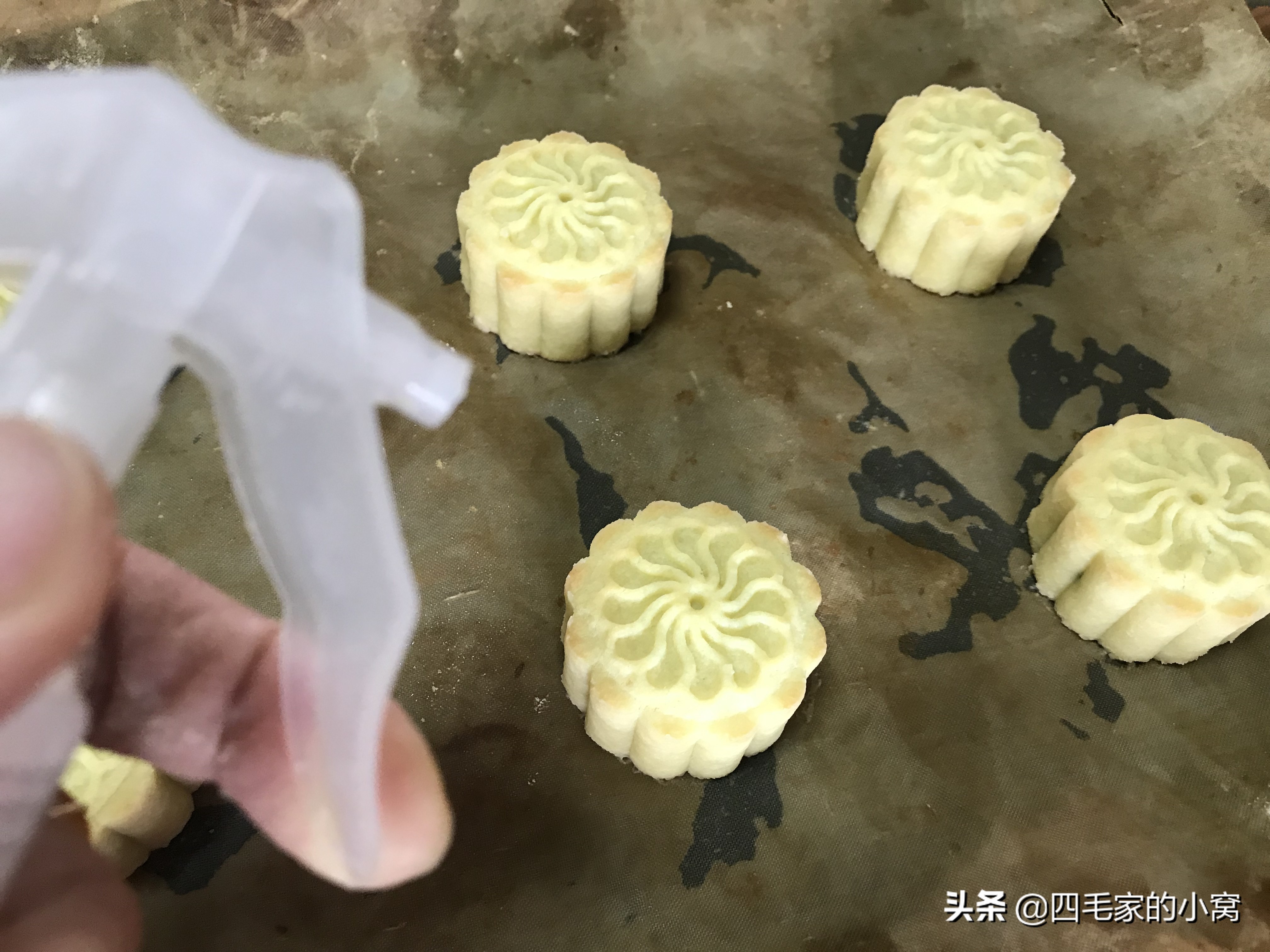 怎样做酥皮月饼最简单的方法,桃酥皮月饼的制作过程视频