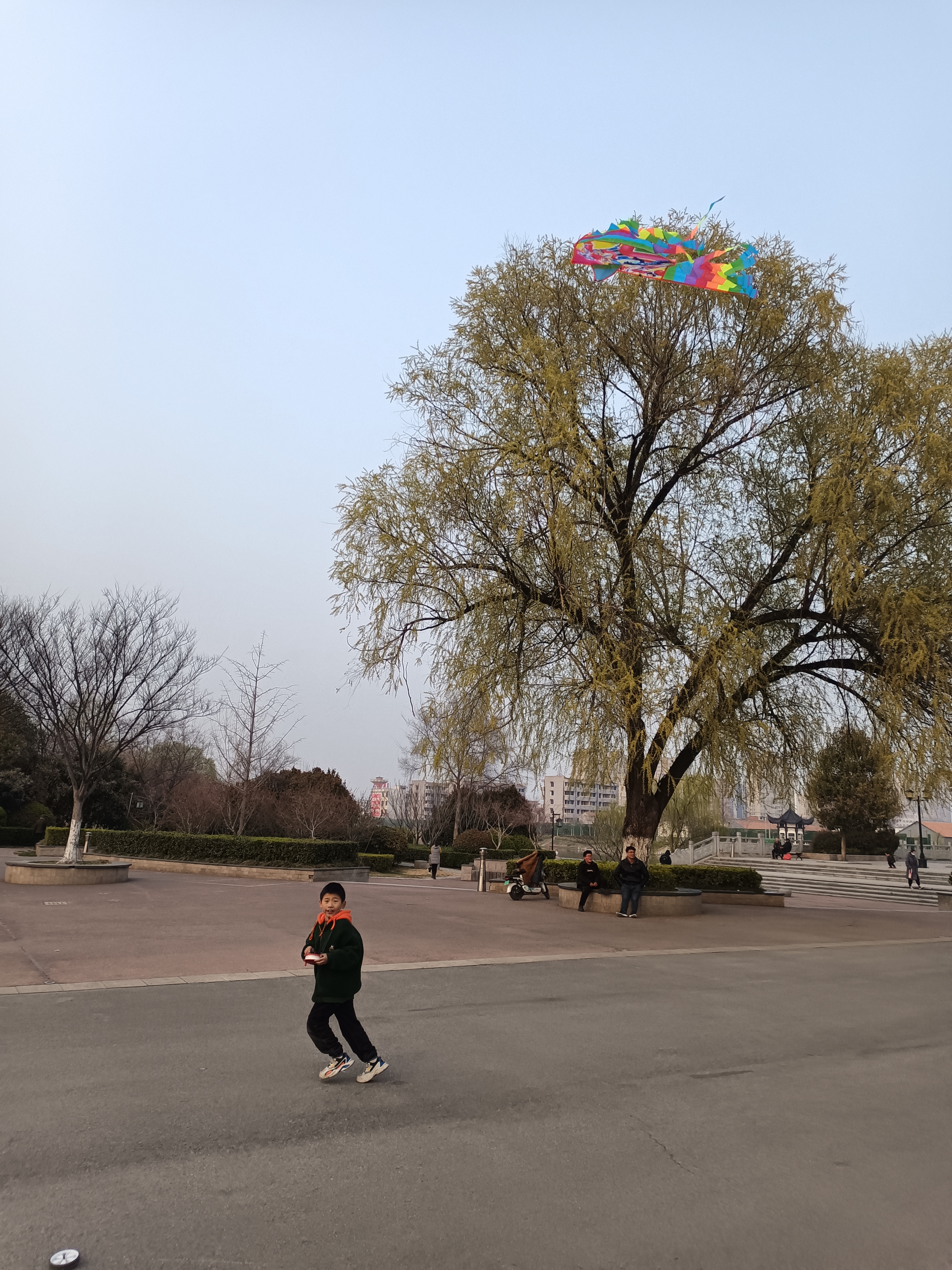 春暖花开正当时，丰县河滨公园成了很多丰县人的休闲胜地