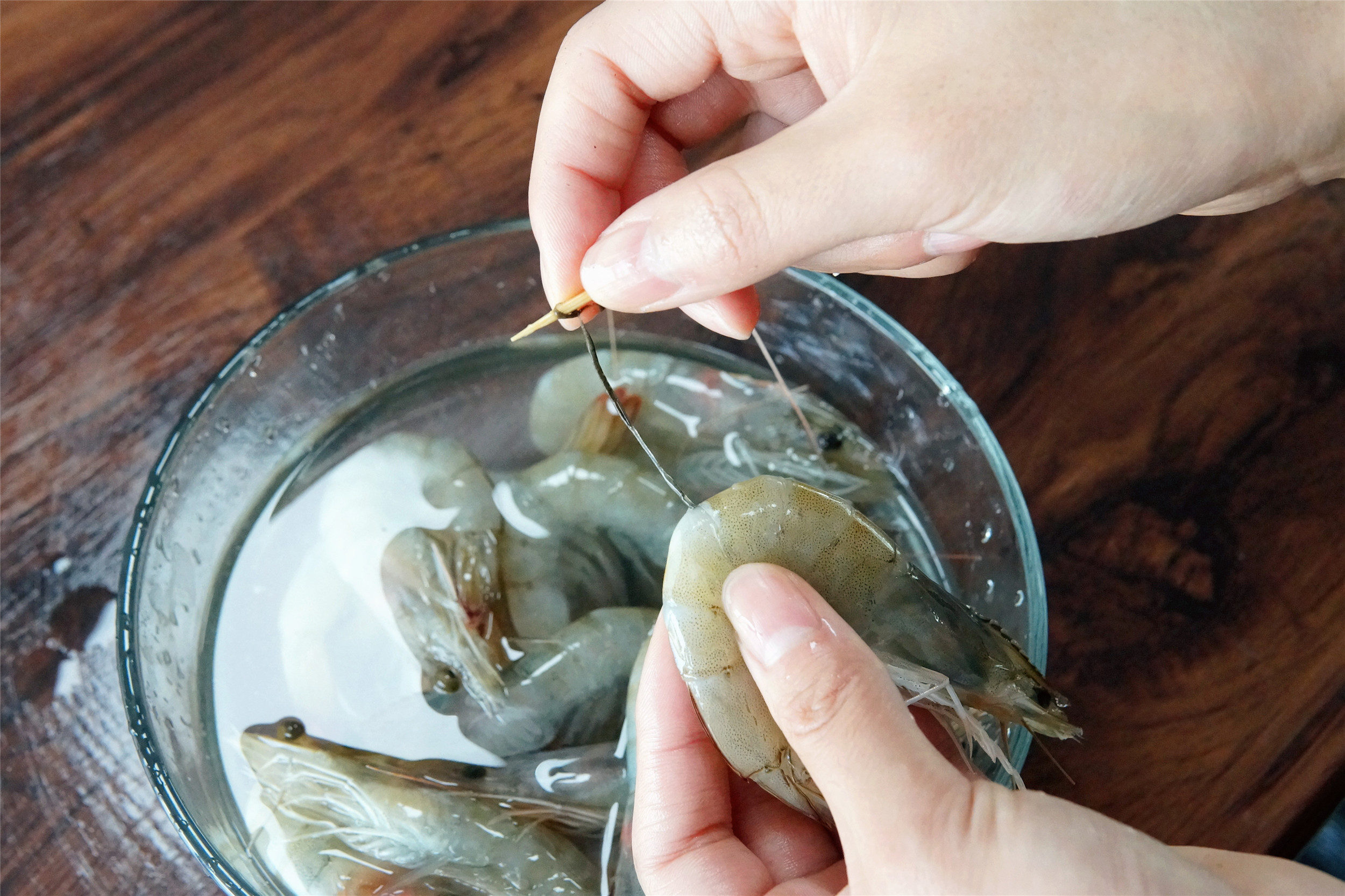 大虾保鲜保存要放水吗,大虾放冰箱怎样保鲜