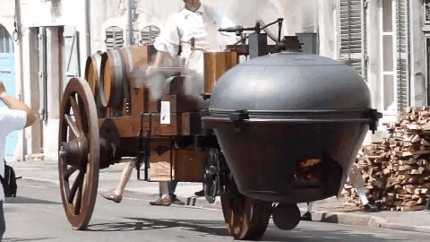 听过不一定见过!街头惊现百年前烧锅炉的蒸汽车,让人大开眼界