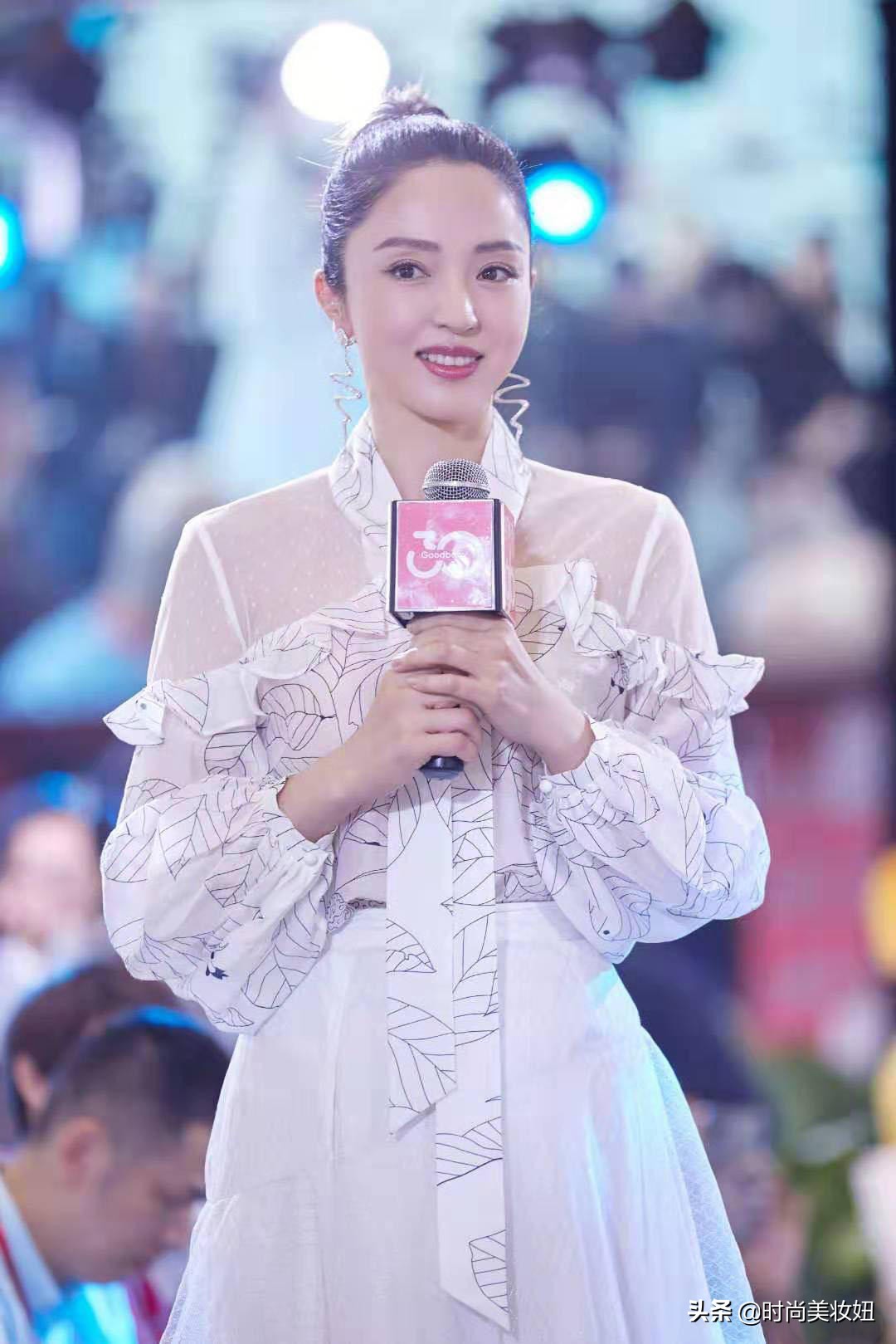 董璇穿黑白裙裙装清纯,董璇蓝色裙子穿搭