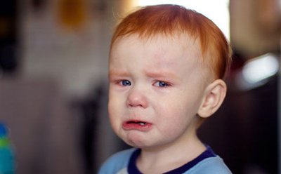 宝宝一坐别人家的车就哭,宝宝坐婴儿推车老哭