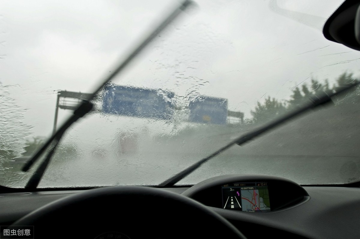 挡风玻璃发白清洁小妙招,挡风玻璃怎么清洗更干净