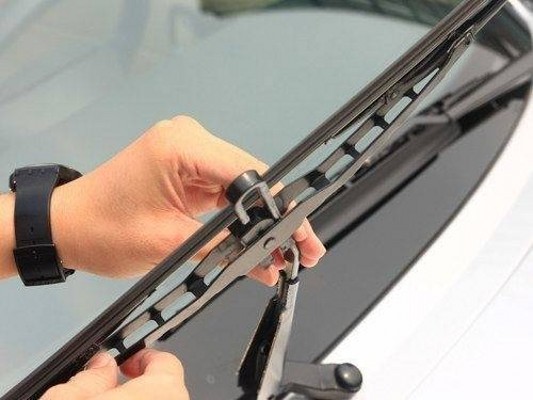 汽车玻璃洗不干净模糊用什么最好,汽车玻璃刮不净怎么办